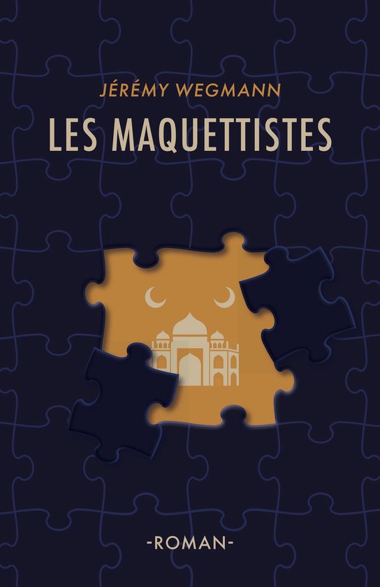 Couverture du livre 'Les Maquettistes'. Fond bleu foncé en forme de puzzle avec une pièce manquante au centre. L'espace révèle un fond orange avec une mosquée stylisée blanche, deux croissants de lune et le texte '-ROMAN-'.