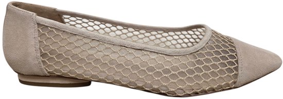 Zijaanzicht van een beige ballerina met suède neus en hiel, gecombineerd met een goudkleurig visnetwerk-inzetstuk.