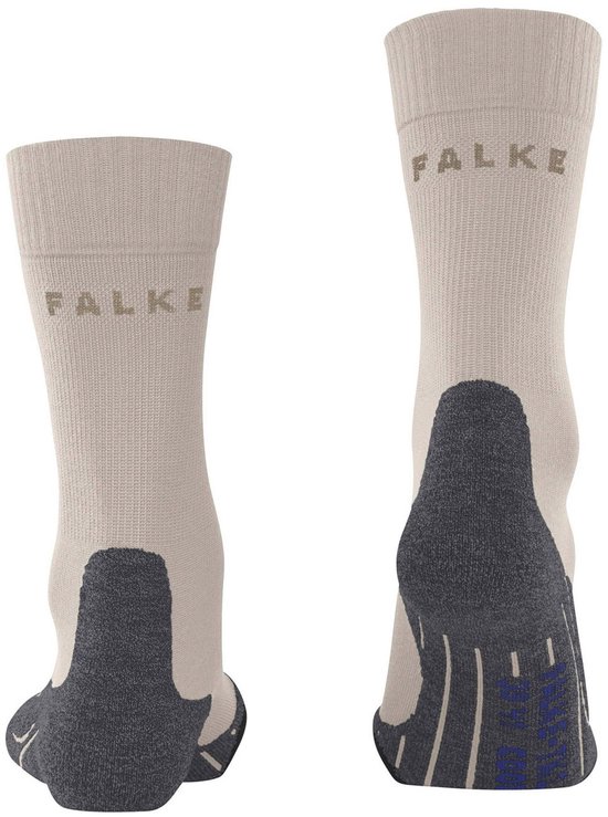 Lichtgrijze Falke wandelsokken met donkergrijs verstevigd hiel- en teengedeelte. FALKE logo op de schacht.