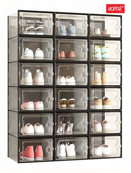 Een opstelling van stapelbare schoenendozen met diverse schoenen. Rechtsboven een rood Hoppa! logo.