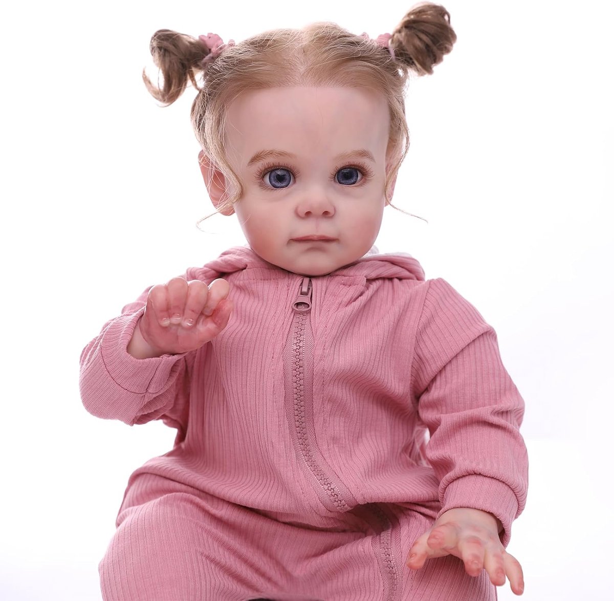 Realistisch Speelgoed Babypop met Roze Gebreide Overall en Vlechten
