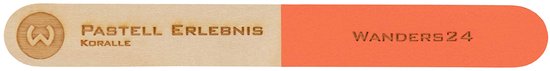 Een houten staal met een logo, 'PASTELL ERLEBNIS KORALLE' en een koraalkleurige punt met 'WANDERS24'.