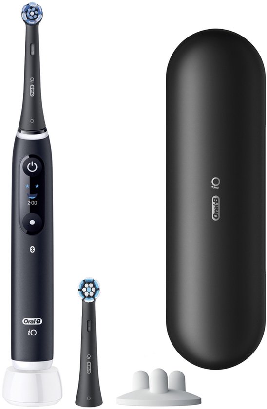 Zwarte Oral-B iO elektrische tandenborstel met oplader, twee opzetborstels en een reisetui.