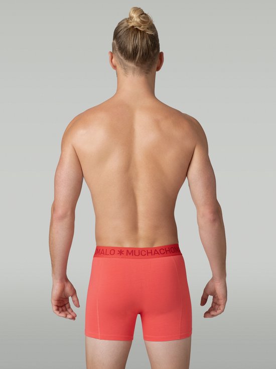 Man, achterkant, draagt rode Muchachomalo boxershort met rode logo tailleband