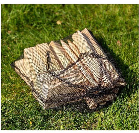 Houten kubben in een zwart netzakje, liggend op groen gras.