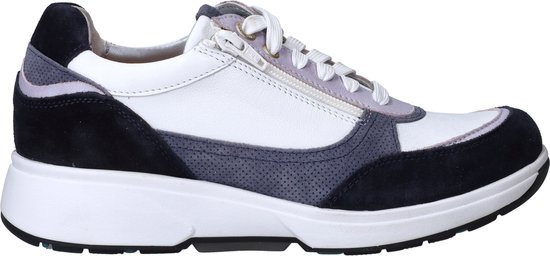 Vue latérale d'un sneaker blanc avec des accents violets, gris et noirs.