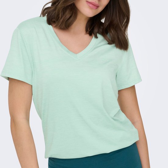 Detail van een lichtgroen V-hals t-shirt met korte mouwen.