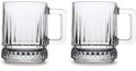 Twee glazen bierpullen met verticale ribbels en een decoratieve rand aan de onderkant, op een zwarte achtergrond.