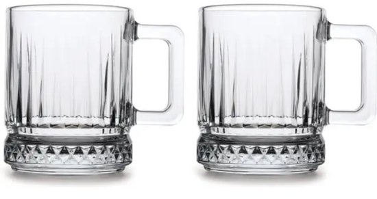 Twee glazen bierpullen met verticale ribbels en een decoratieve rand aan de onderkant, op een zwarte achtergrond.