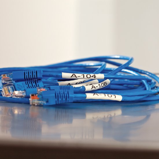 Blauwe ethernetkabels met witte labels A-104, A-105, A-106, A-101.