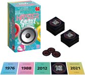 Speldoos Hitster Summer Party met watermeloen, ananas en speaker. Stapels kaarten met QR-code en gekleurde cirkel. Rijtje jaartallen: 1976, 1988, 2012, met QR-code, 2021.