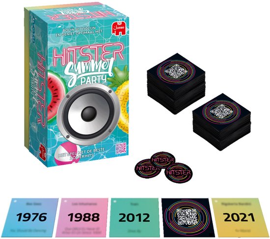 Speldoos Hitster Summer Party met watermeloen, ananas en speaker. Stapels kaarten met QR-code en gekleurde cirkel. Rijtje jaartallen: 1976, 1988, 2012, met QR-code, 2021.