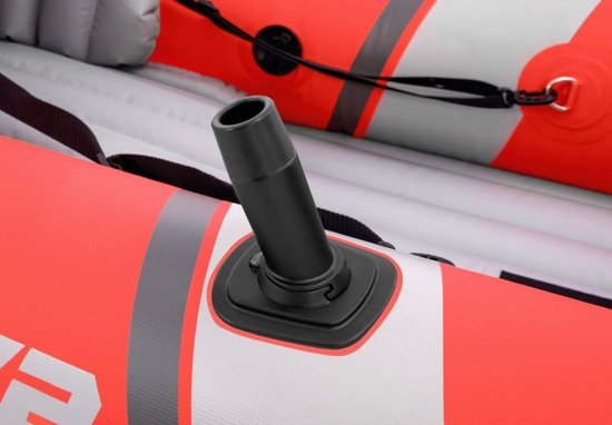 Detailopname van de opblaasbare kajak met een zwarte ventielbuis.