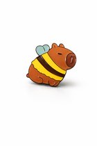 CapyBara in Bijenpakje Pin - CapBeebara Pin - Speldje / Pin - Vrolijk - Emaille Design - Lief & Grappig Cadeau