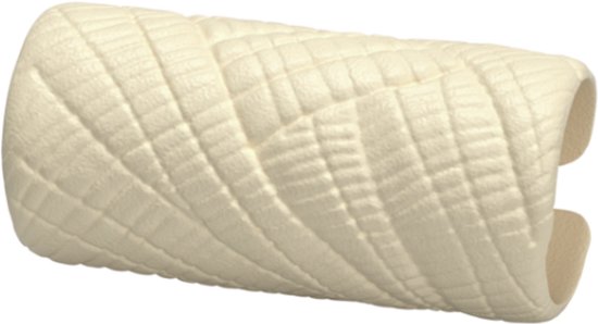 Een crème-kleurige, cilindervormige haarclip met een diagonale, geweven textuur.