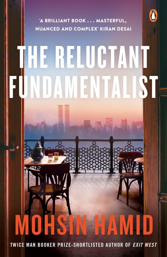Couverture du livre 'The Reluctant Fundamentalist' avec une silhouette de ville au coucher du soleil et deux chaises avec une table.