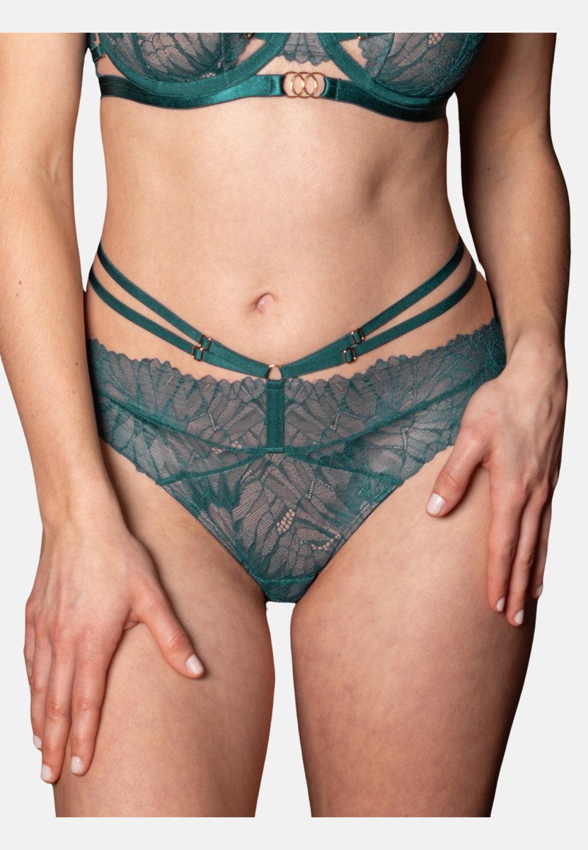 String FEMFATALE