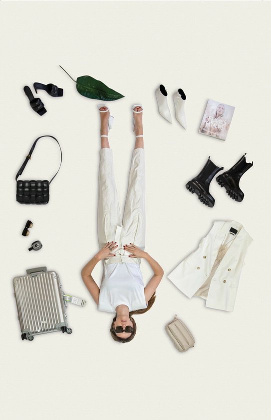 Een vrouw liggend op de grond, omringd door een outfit en accessoires: witte kleding, zonnebril, handtas, koffer, schoenen, gilet en een tijdschrift.