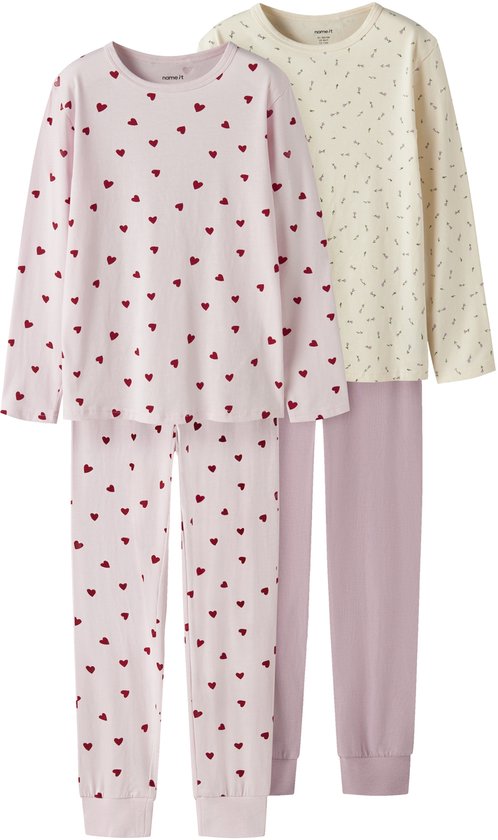 Ensemble pyjama rose avec imprimé cœurs rouges et pyjama crème avec imprimé fleurs, tous deux à manches longues et pantalons.