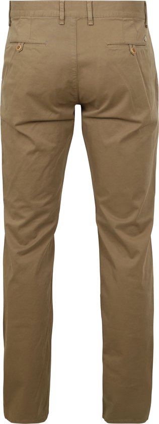 Achterkant van een beige chino broek met twee knopen op de achterzakken.