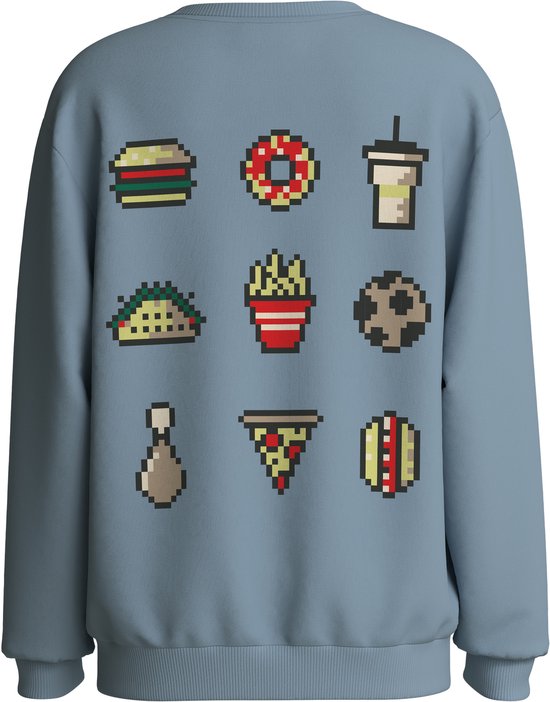 Lichtblauwe sweater met negen pixelated fastfood-icoontjes op de rug: burger, donut, drankje, taco, frietjes, voetbal, kip, pizza en hotdog.