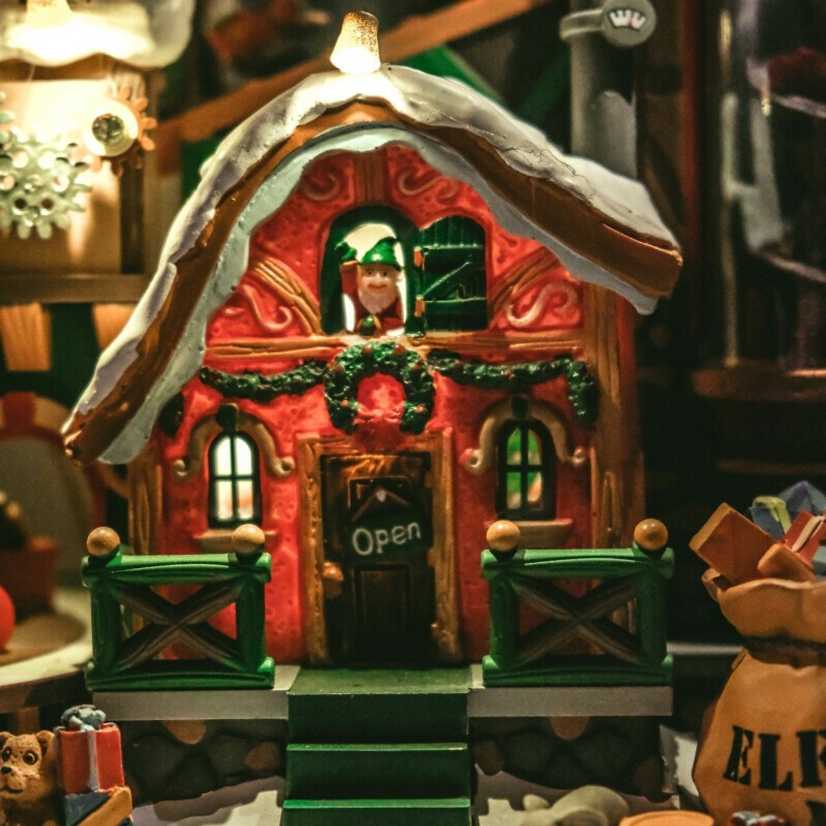 Lemax Elf Made Toy Factory Kerstdorpen - Met verlichting - 4.5V Adapter (AA) – foto 2
