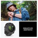 Jonge man met bucket hat en zonnebril, draagt Garmin smartwatch. Robuuste GPS smartwatch.