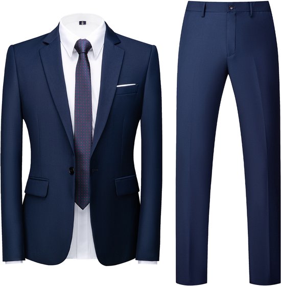 Donkerblauw herenpak met wit overhemd, das en pochet, slank gesneden.