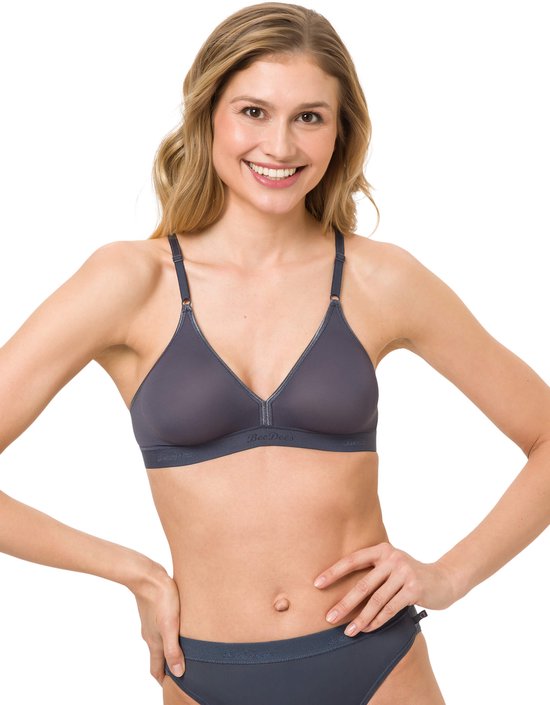 Model in grijze beugelvrije bh met naden op de cups en een elastische band. De bh heeft verstelbare bandjes.