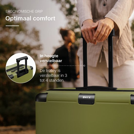 Olijfgroene koffer met verstelbaar handvat. Handen van een persoon houden het handvat vast. Tekst: Ergonomische grip, optimaal comfort.