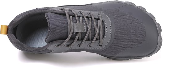 Dessus d'une chaussure minimaliste grise à lacets avec une boucle jaune au talon.
