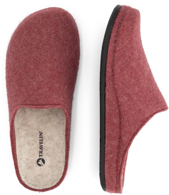 Boven-, onder- en zijaanzicht van een rode wollen pantoffel met 'Travelin'' logo op de binnenzool.