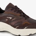 Sluiting van bruine sneaker met slangenprint en zilveren details.