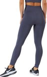 Achterkant van blauwgrijze sportlegging met hoge taille, geribbelde band en logo.