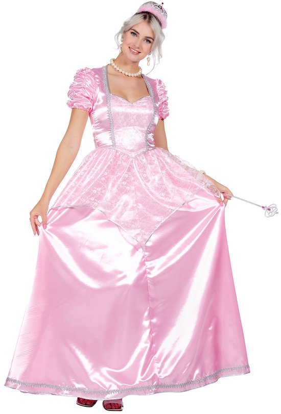 Mannequin dans une robe de princesse rose brillante avec dentelle, détails argentés, diadème, collier de perles et baguette magique.