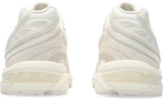 Achterkant van crème ASICS GEL sneakers met mesh en suède.