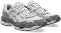 Grijze ASICS sneakers met suède overlays, mesh panelen en oranje accenten.