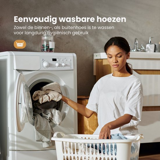 Een vrouw doet de was in een machine, met de tekst 'Eenvoudig wasbare hoezen'.