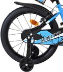 Zijwieltjes en een detail van de achterband van een blauwe kinderfiets met de tekst 'SPORTIVO'.