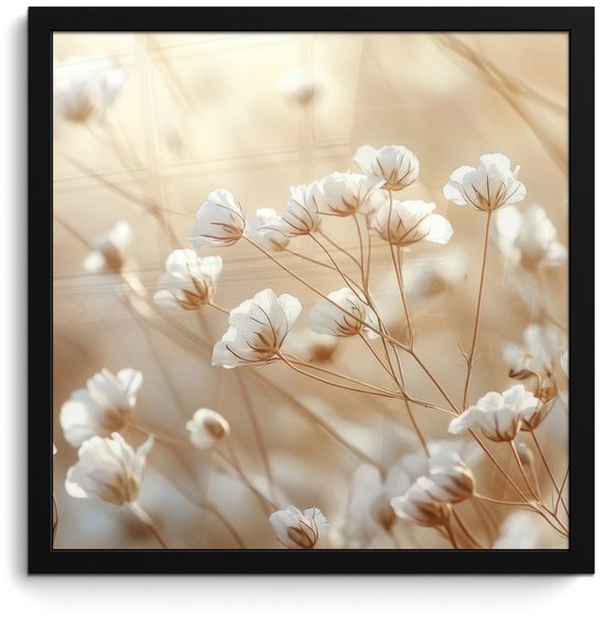 Zwart ingelijste poster van witte wilde bloemen, close-up, met zachte, beige achtergrond.