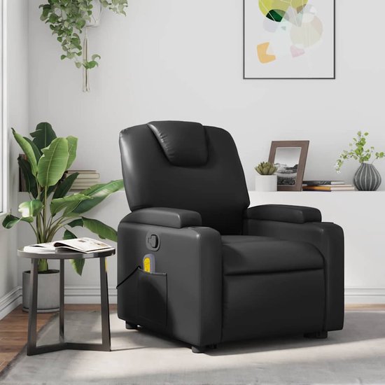 Zwart massagefauteuil van kunstleer in een woonkamer.