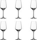 Six verres à vin vides, transparents, avec une tige fine et un calice effilé sur fond noir.