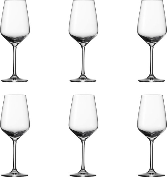 Six verres à vin vides, transparents, avec une tige fine et un calice effilé sur fond noir.