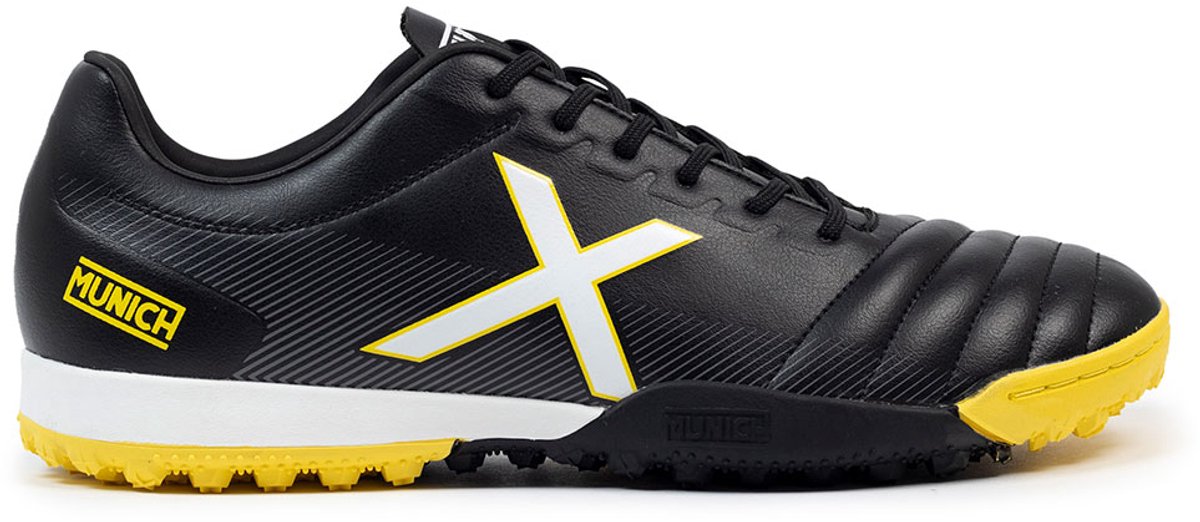 Zwarte Munich Arenga Turf voetbalschoenen EU 40 met gele en witte accenten, gemaakt van zacht PU en waterdicht.