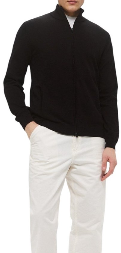 Zwarte EA7 vest met ritssluiting, hoge kraag, op de voorkant, met witte broek.