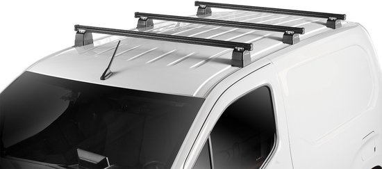 Trois porte-bagages de toit vert Green Valley noirs sur le toit d'une camionnette blanche.