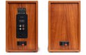 Achterkanten van twee houten boekenplank speakers. De linker toont aansluitingen, de rechter is effen.