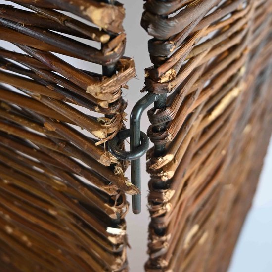 Detail van de scharnierverbinding tussen de twee helften van de wilgentenen kliko ombouw.