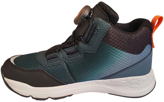 Zijkant van een donkerblauwe en zwarte sneaker met oranje lus en BOA sluiting.