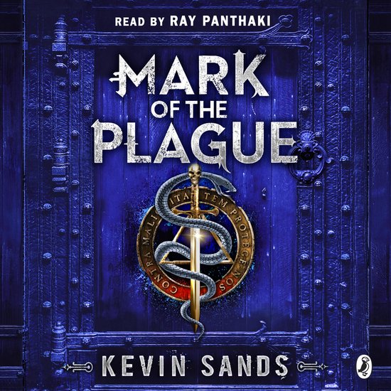 Audioboek "Mark of the Plague" door Kevin Sands, met een gouden slang om een zwaard op een blauwe, houten deur met tekst.